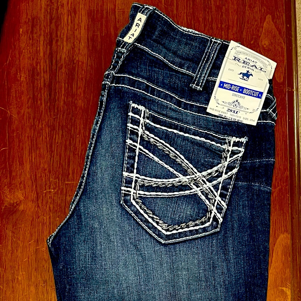 NWT Women’s Ariat boot cut Jeans. Size 29 XL Inseam